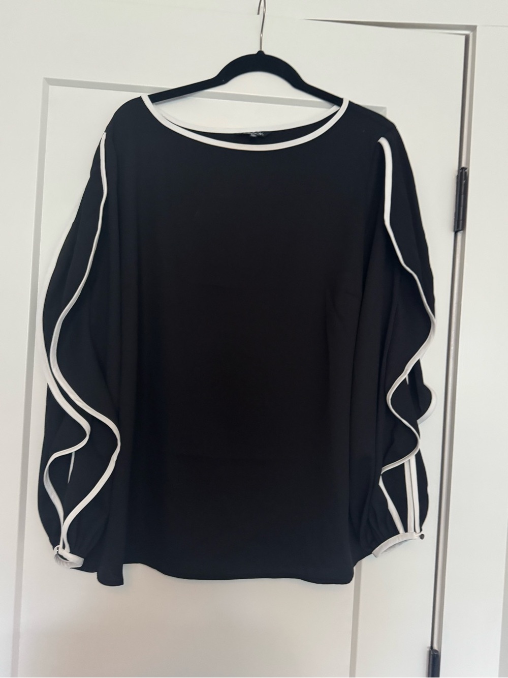 Misook Contrast Trim Butterfly Sleeve Blouse